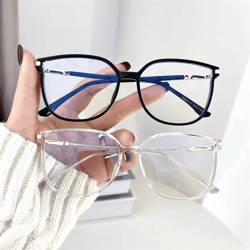 Óculos multifocal feminino com lentes transparentes, armação leve nas cores preta e marrom translúcida. Modelo com proteção contra luz azul e design sofisticado para uso diário.