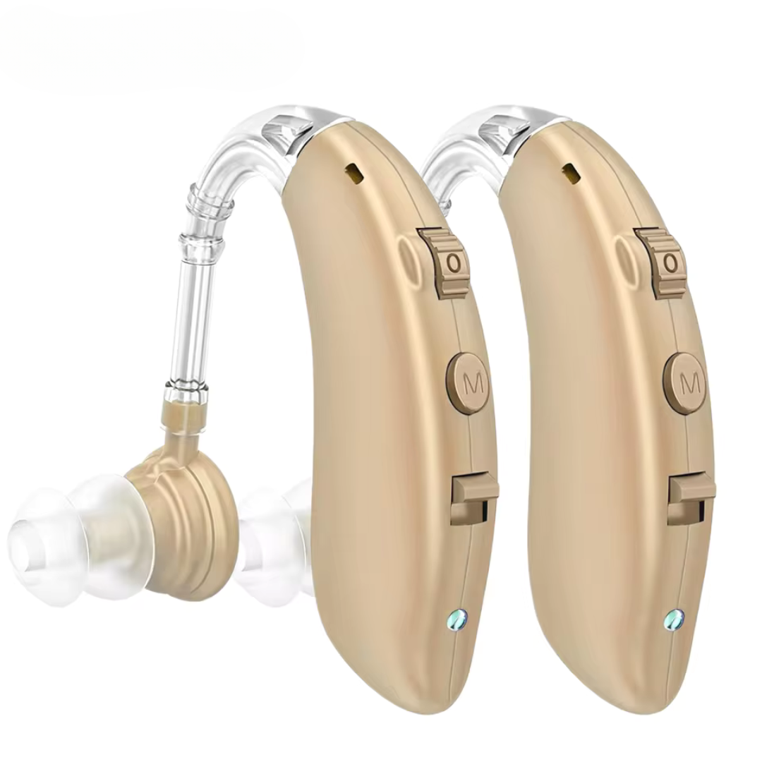 Par de aparelhos amplificadores auditivos recarregáveis em cor dourada, com ajuste de volume, design discreto e conforto anatômico. Ideal para melhorar a audição no dia a dia com leveza e tecnologia de alta fidelidade sonora.