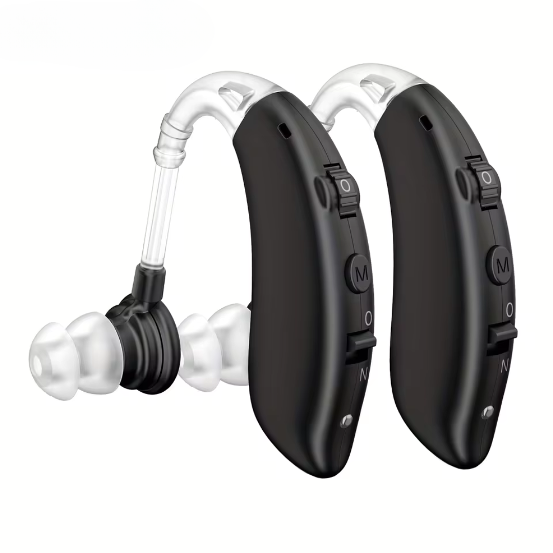 Par de aparelhos amplificadores auditivos recarregáveis em cor dourada, com ajuste de volume, design discreto e conforto anatômico. Ideal para melhorar a audição no dia a dia com leveza e tecnologia de alta fidelidade sonora.