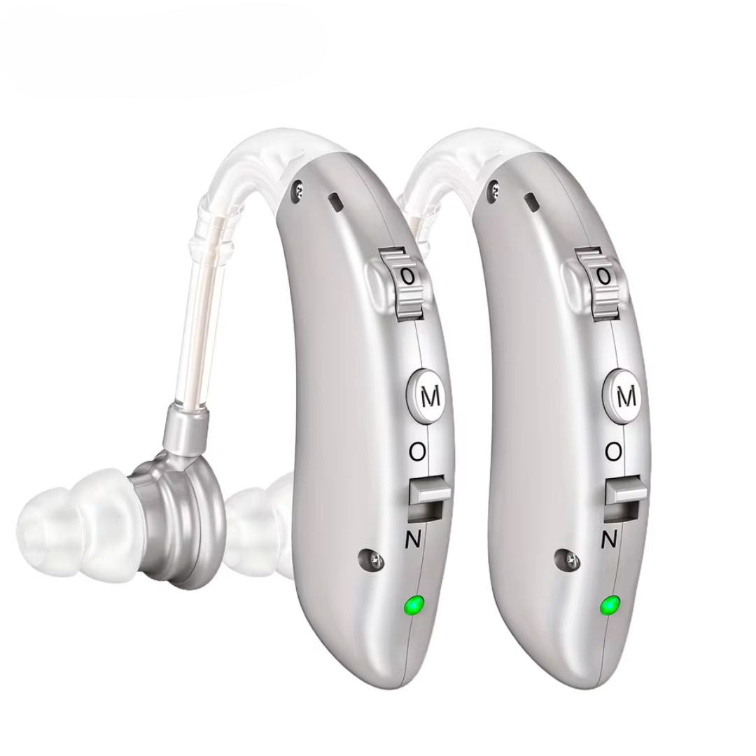 Par de aparelhos amplificadores auditivos recarregáveis em cor dourada, com ajuste de volume, design discreto e conforto anatômico. Ideal para melhorar a audição no dia a dia com leveza e tecnologia de alta fidelidade sonora.