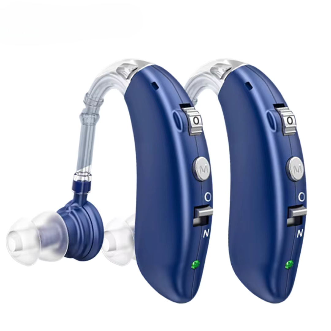 Par de aparelhos amplificadores auditivos recarregáveis em cor dourada, com ajuste de volume, design discreto e conforto anatômico. Ideal para melhorar a audição no dia a dia com leveza e tecnologia de alta fidelidade sonora.