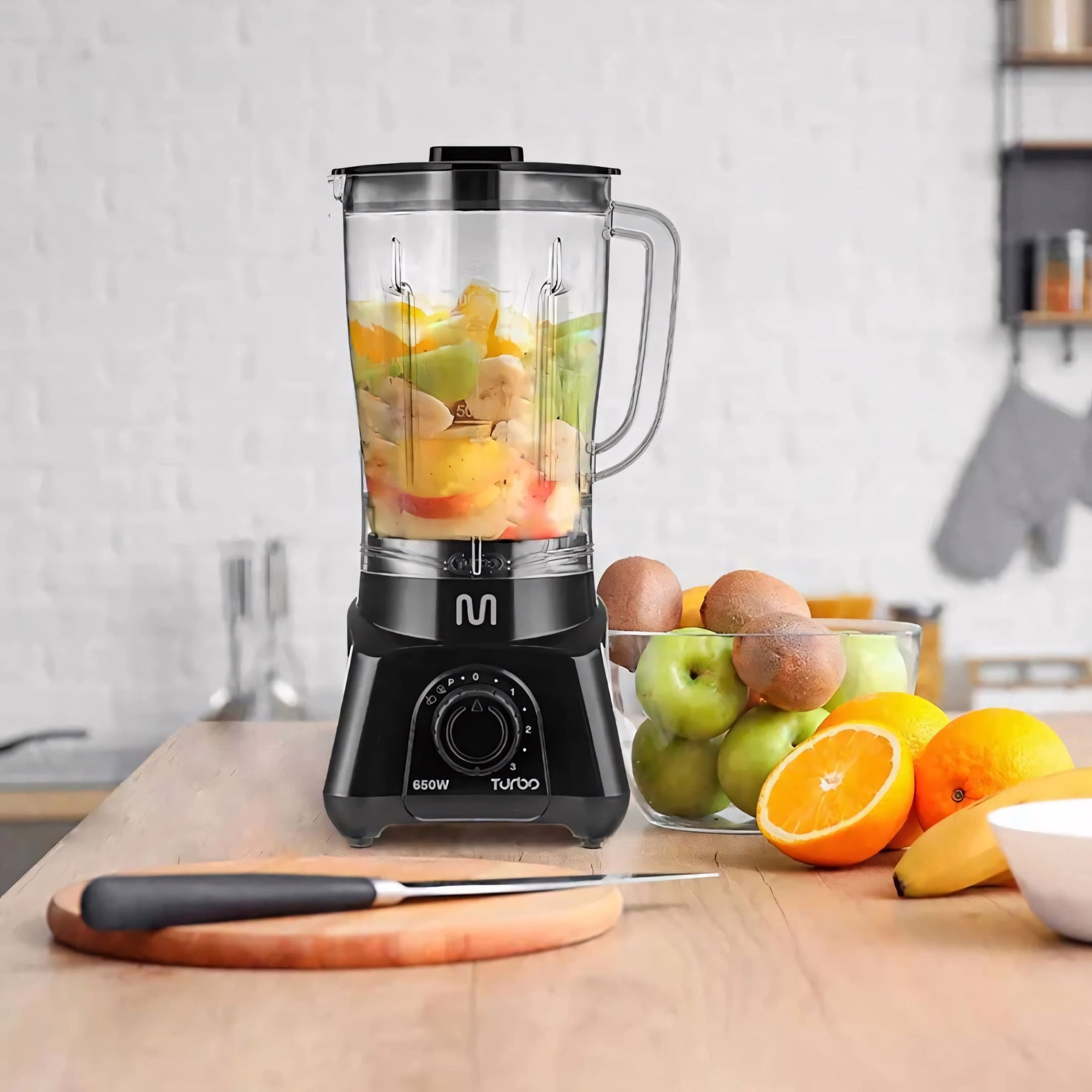 Liquidificador Multi Turbo 650W, modelo compacto e potente, com copo transparente de 2,1 litros, 2 velocidades, função pulsar e base antiderrapante. Perfeito para sucos, vitaminas e molhos.