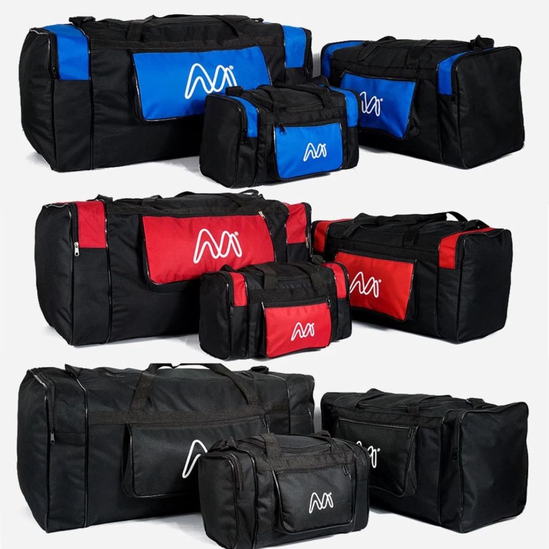 Kit com 3 malas de viagem em tamanhos GG, G e P. Estrutura em nylon preto e azul, bolsos laterais e frontais com zíper, alça de mão e ombro. Ideal para viagens longas e curtas.