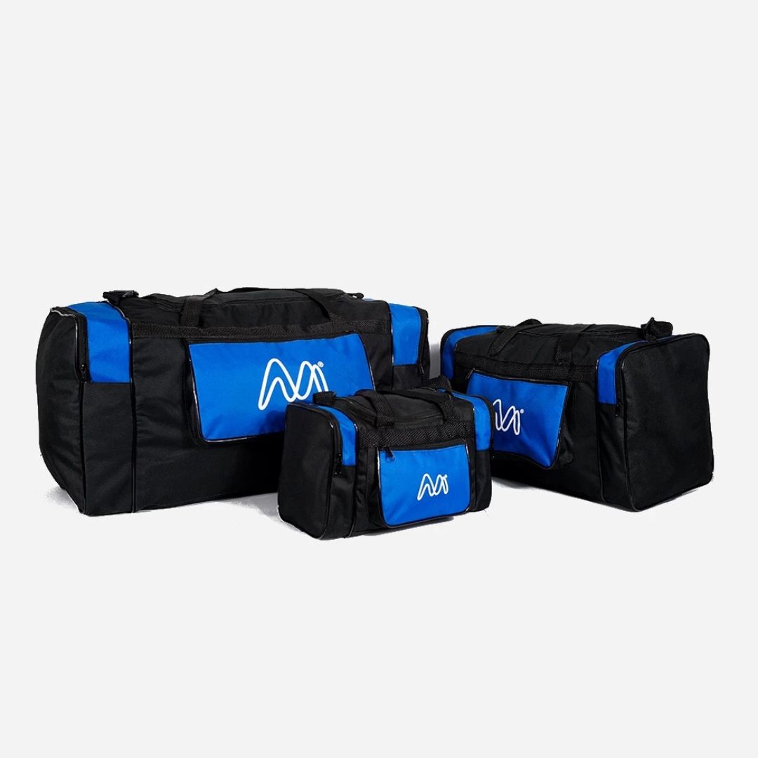 Kit com 3 malas de viagem em tamanhos GG, G e P. Estrutura em nylon preto e azul, bolsos laterais e frontais com zíper, alça de mão e ombro. Ideal para viagens longas e curtas.