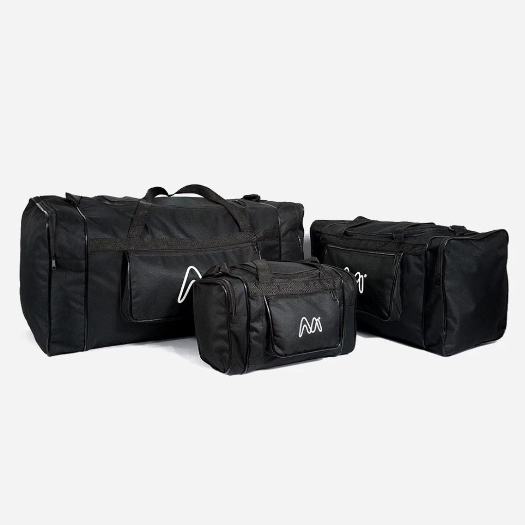 Kit com 3 malas de viagem em tamanhos GG, G e P. Estrutura em nylon preto e azul, bolsos laterais e frontais com zíper, alça de mão e ombro. Ideal para viagens longas e curtas.