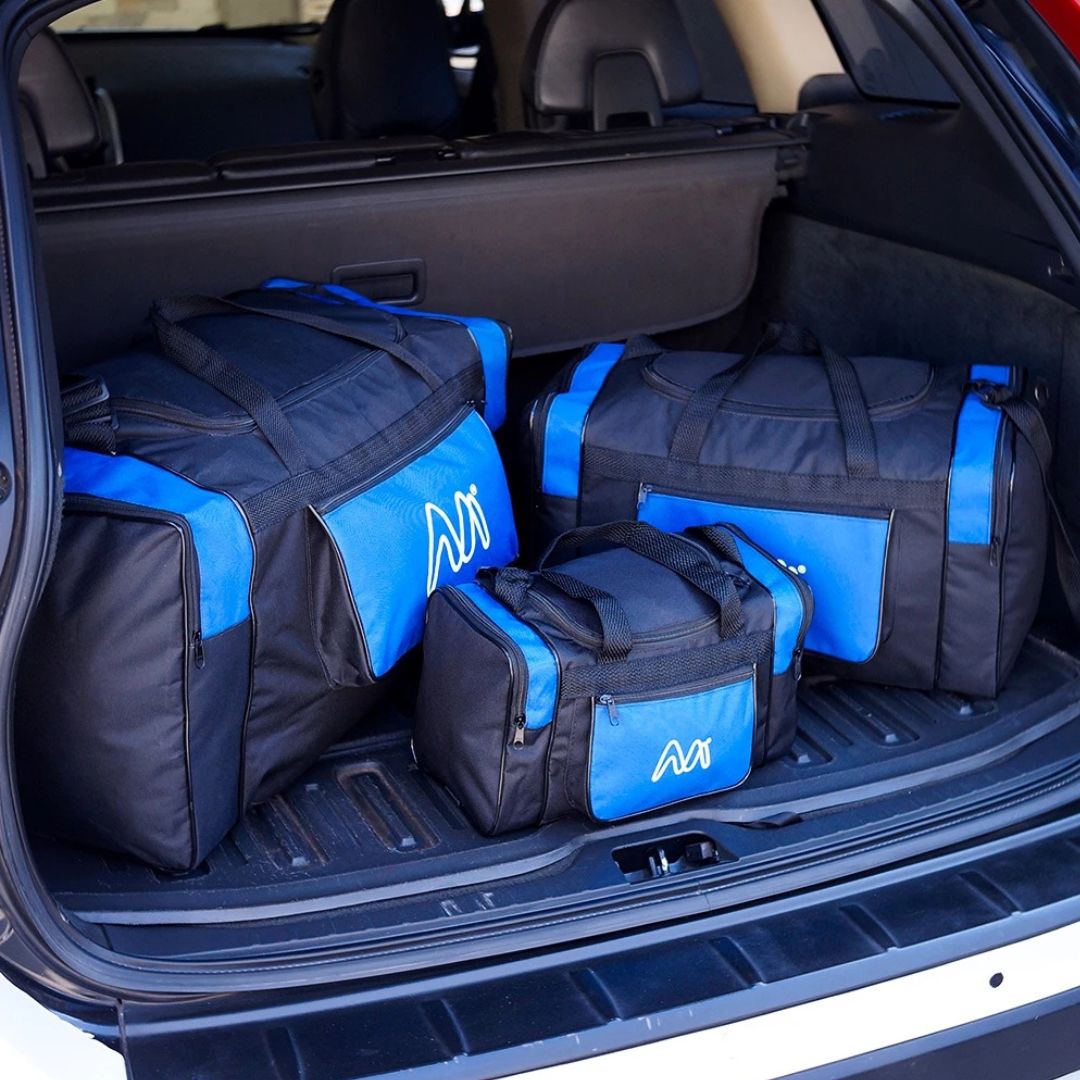 Kit com 3 malas de viagem em tamanhos GG, G e P. Estrutura em nylon preto e azul, bolsos laterais e frontais com zíper, alça de mão e ombro. Ideal para viagens longas e curtas.