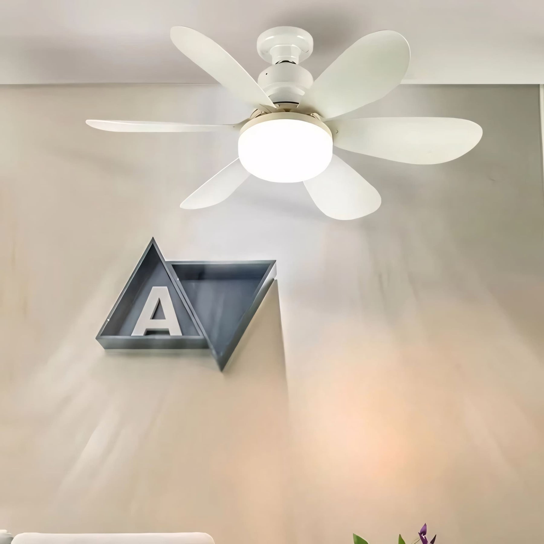 Ventilador de teto moderno com luz LED, controle remoto e instalação fácil no soquete E27. Compacto, silencioso e com ajuste de intensidade de luz e ventilação.