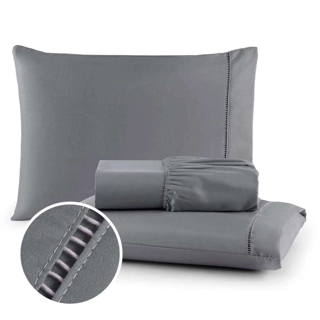 Conjunto de lençol de micropercal 400 fios disponível nas cores branca, bege e preta. Inclui lençol com elástico e fronhas com detalhe em ponto palito, trazendo sofisticação e conforto ao quarto.