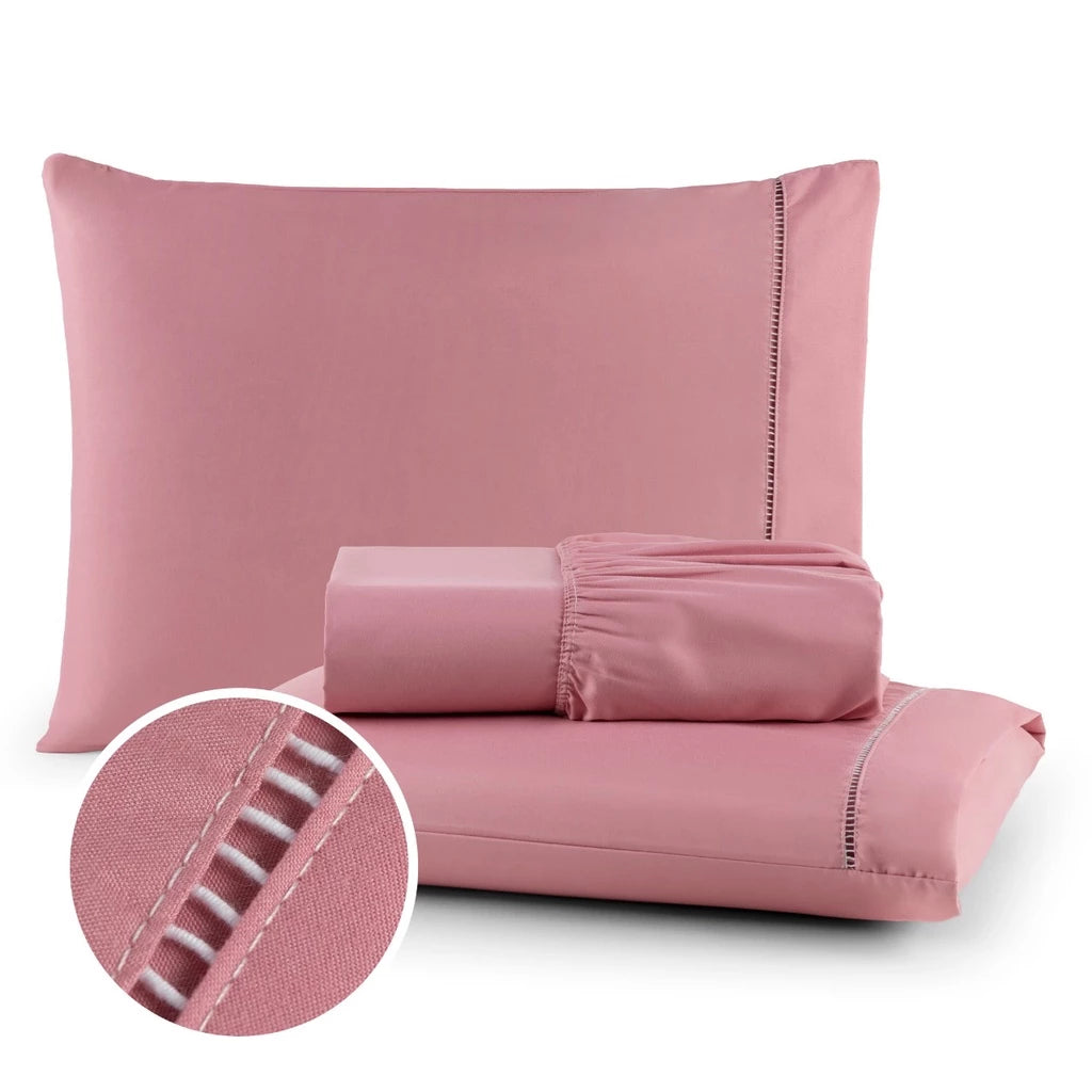 Conjunto de lençol de micropercal 400 fios disponível nas cores branca, bege e preta. Inclui lençol com elástico e fronhas com detalhe em ponto palito, trazendo sofisticação e conforto ao quarto.