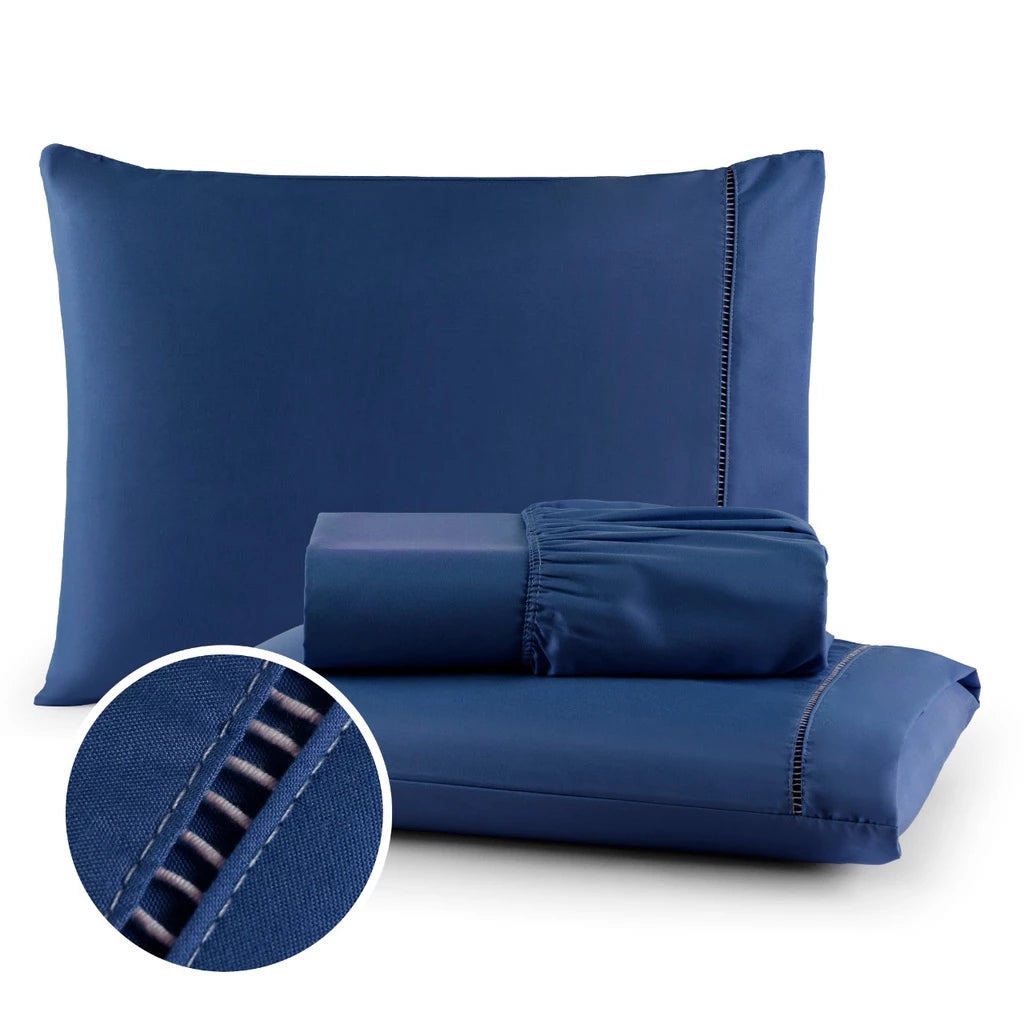 Conjunto de lençol de micropercal 400 fios disponível nas cores branca, bege e preta. Inclui lençol com elástico e fronhas com detalhe em ponto palito, trazendo sofisticação e conforto ao quarto.