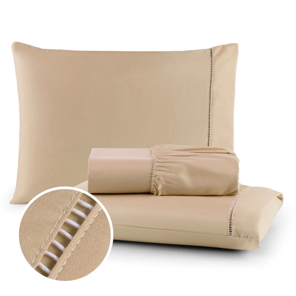 Conjunto de lençol de micropercal 400 fios disponível nas cores branca, bege e preta. Inclui lençol com elástico e fronhas com detalhe em ponto palito, trazendo sofisticação e conforto ao quarto.