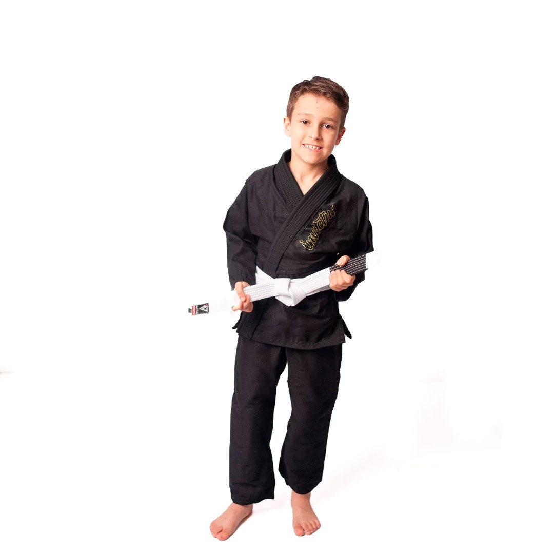 Criança usando kimono infantil azul para judô ou jiu-jitsu, feito em sarja 100% algodão, com reforços visíveis e gola estruturada, ideal para iniciantes no tatame.