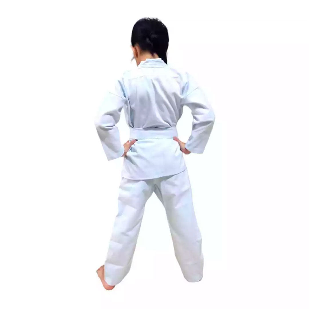 Crianças vestidas com kimono de karatê infantil nas cores branco e preto, com faixa branca. Confeccionado em brim reforçado, ideal para treinos, com ajuste confortável e tecido resistente.