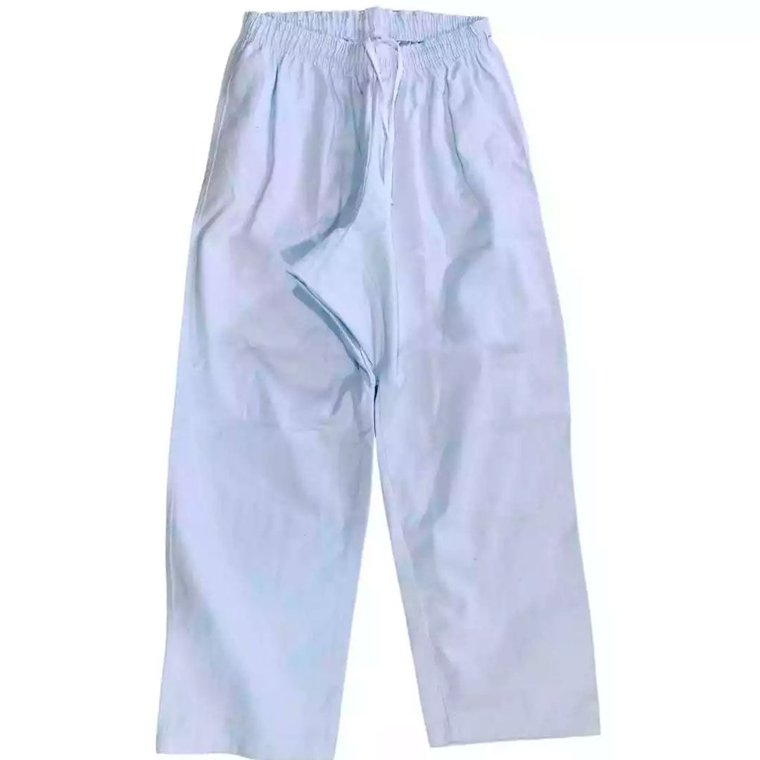 Crianças vestidas com kimono de karatê infantil nas cores branco e preto, com faixa branca. Confeccionado em brim reforçado, ideal para treinos, com ajuste confortável e tecido resistente.
