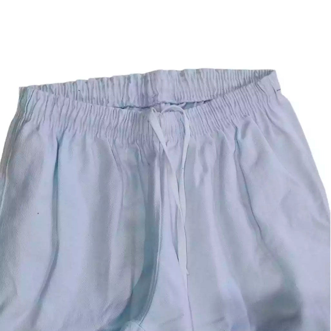 Crianças vestidas com kimono de karatê infantil nas cores branco e preto, com faixa branca. Confeccionado em brim reforçado, ideal para treinos, com ajuste confortável e tecido resistente.
