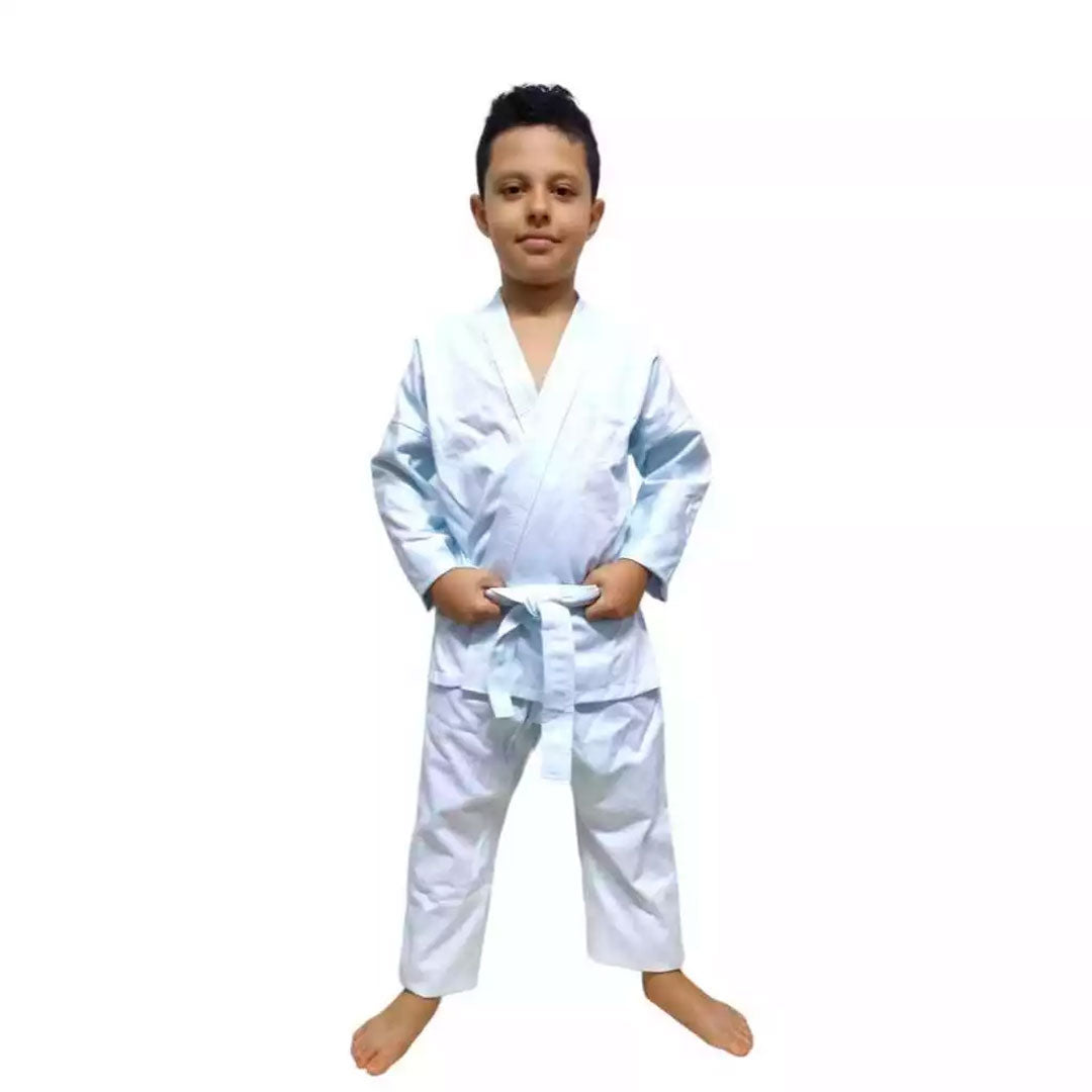 Crianças vestidas com kimono de karatê infantil nas cores branco e preto, com faixa branca. Confeccionado em brim reforçado, ideal para treinos, com ajuste confortável e tecido resistente.