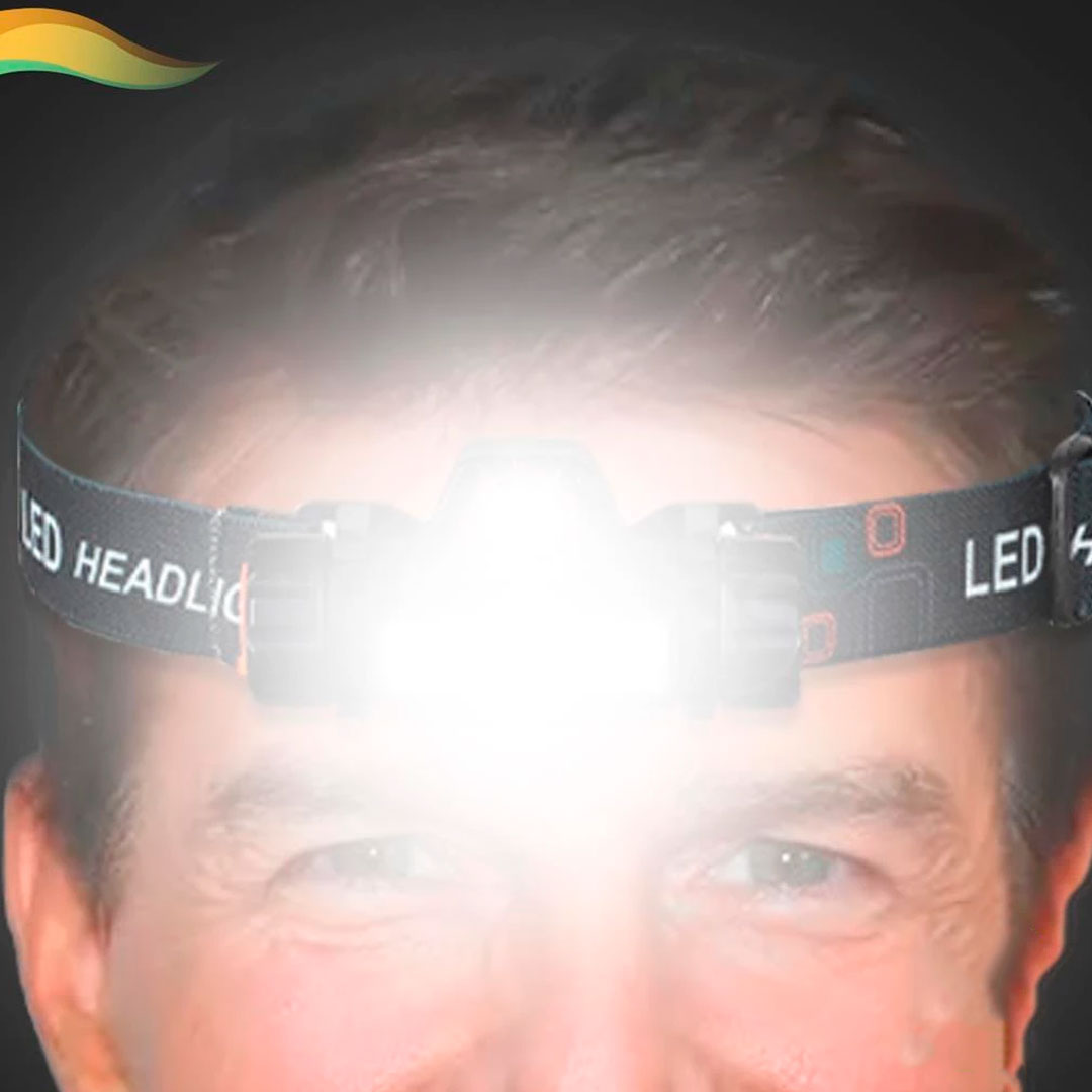 Lanterna de cabeça com faixa elástica ajustável, corpo em plástico preto com LED frontal e base magnética. Modelo leve e compacto com 2 modos de luz e inclinação ajustável.