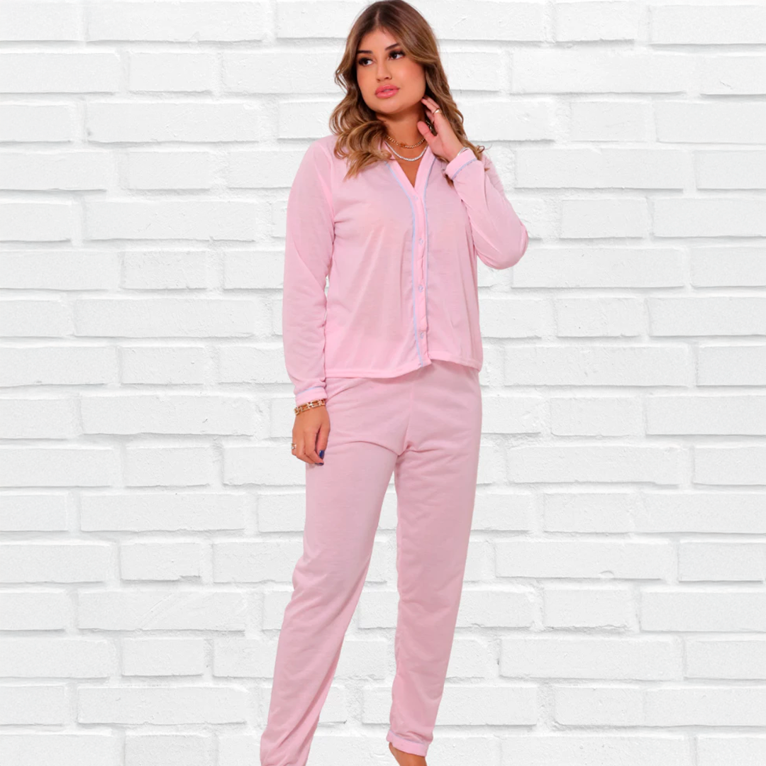 Pijama feminino de inverno composto por blusa de manga longa com botões e calça com elástico. Confeccionado em malha PV leve e respirável, perfeito para noites frias com conforto e estilo. Disponível nas cores azul claro, preto e vinho.