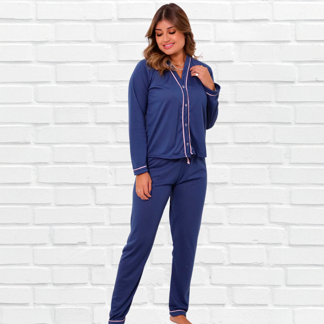Pijama feminino de inverno composto por blusa de manga longa com botões e calça com elástico. Confeccionado em malha PV leve e respirável, perfeito para noites frias com conforto e estilo. Disponível nas cores azul claro, preto e vinho.