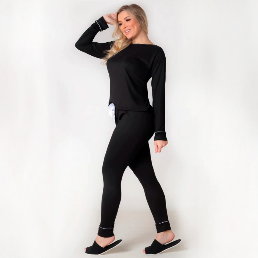 Pijama feminino de inverno em tecido Micro Sensitivity. Leve, quente e confortável, com laço de cetim na calça. Perfeito para noites frias com estilo e suavidade.