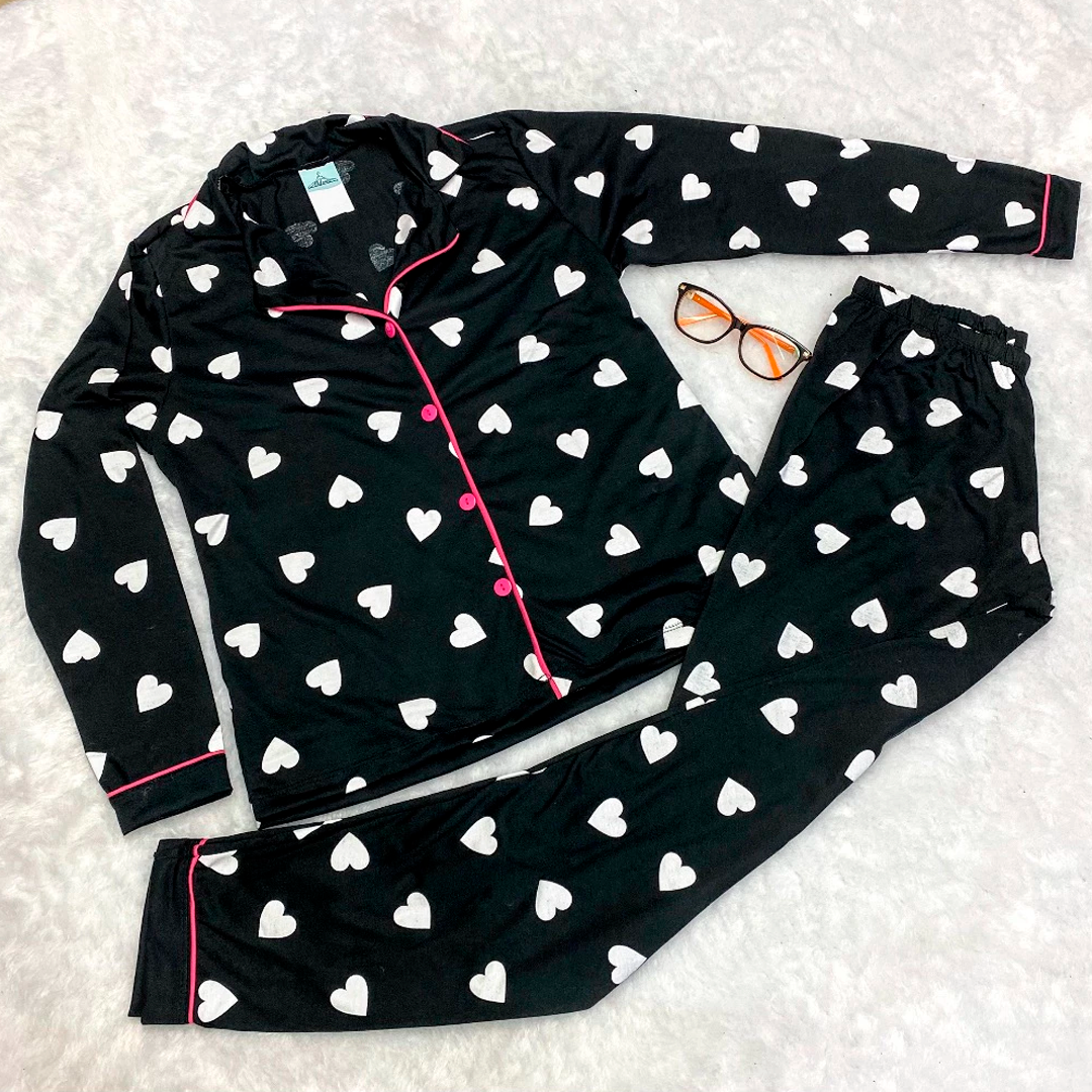 Kit de 2 pijamas femininos de inverno com camisa de manga longa, gola lapela e calça longa. Confeccionados em malha poliviscose leve, confortável e anti-pilling. Modelos com estampas variadas ideais para dormir ou relaxar em casa.