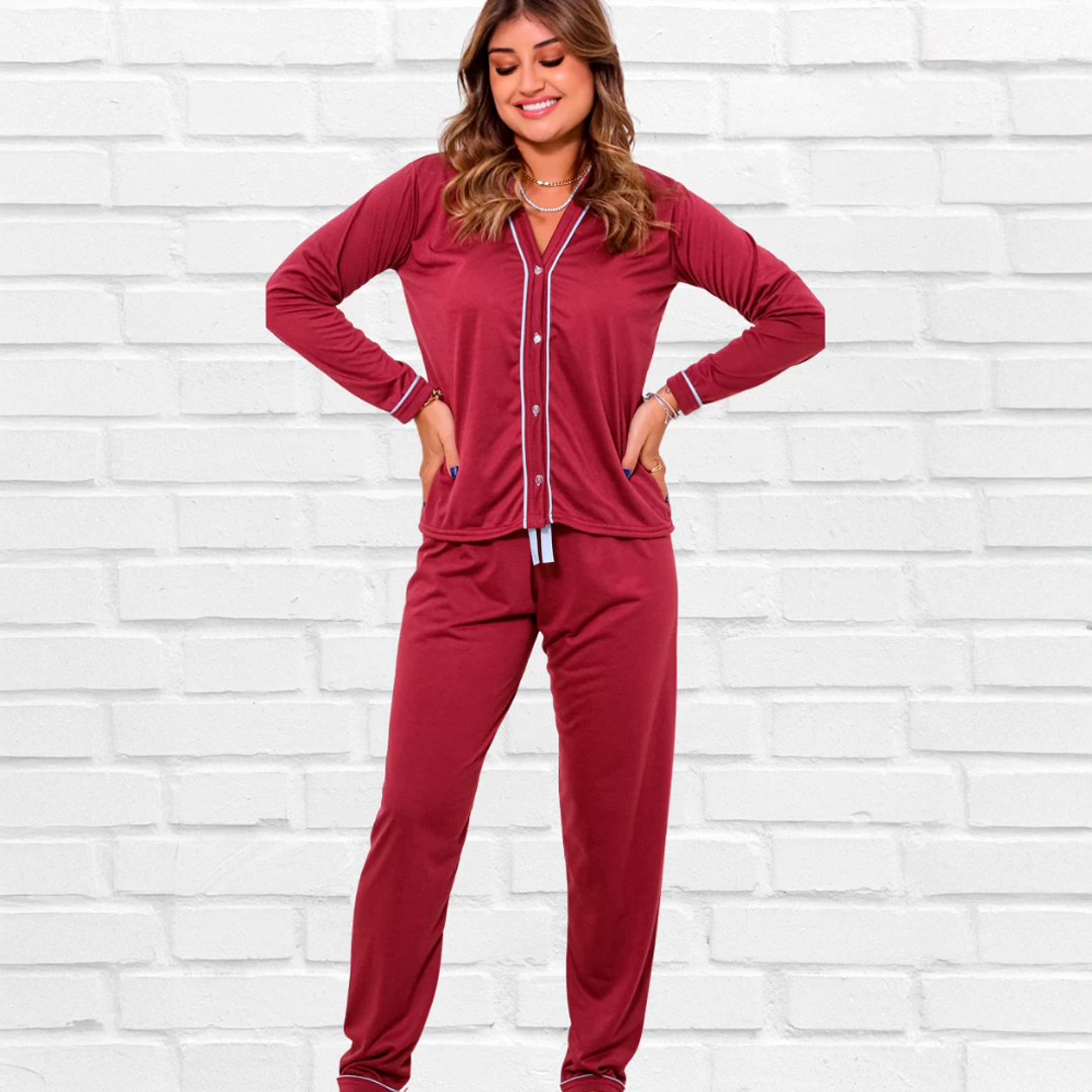 Pijama feminino de inverno composto por blusa de manga longa com botões e calça com elástico. Confeccionado em malha PV leve e respirável, perfeito para noites frias com conforto e estilo. Disponível nas cores azul claro, preto e vinho.