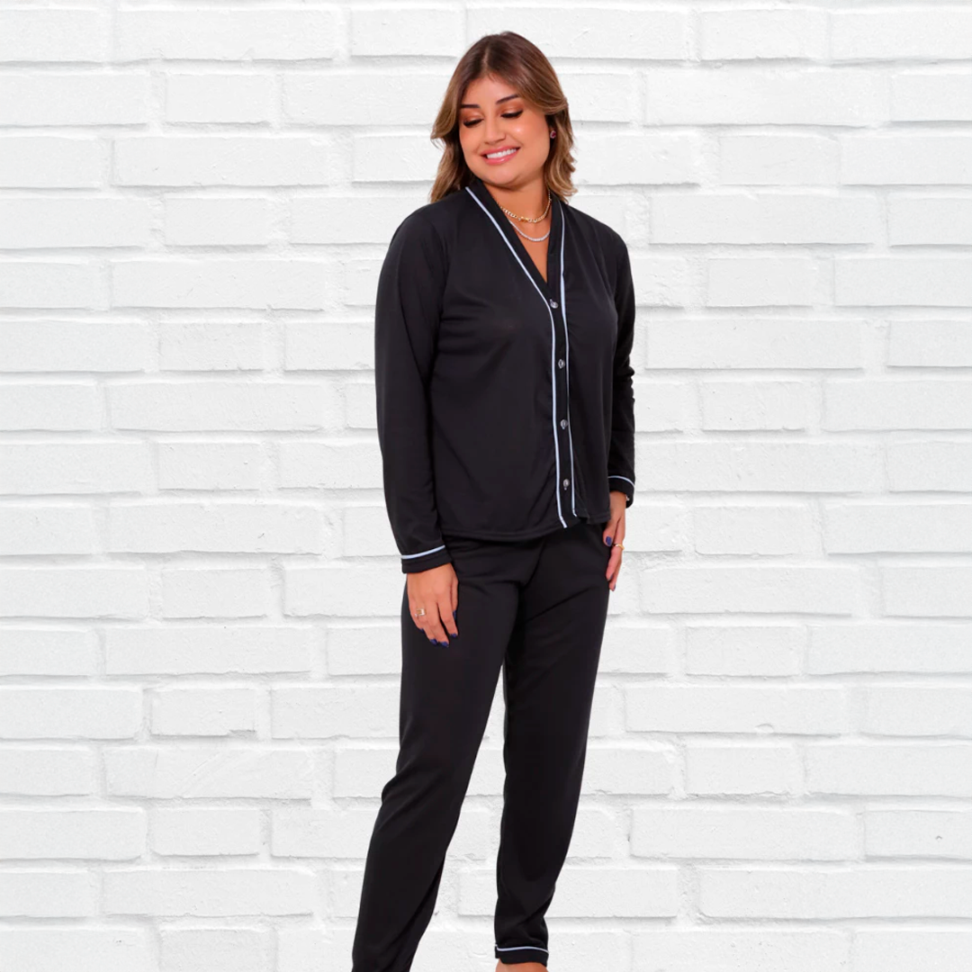Pijama feminino de inverno composto por blusa de manga longa com botões e calça com elástico. Confeccionado em malha PV leve e respirável, perfeito para noites frias com conforto e estilo. Disponível nas cores azul claro, preto e vinho.