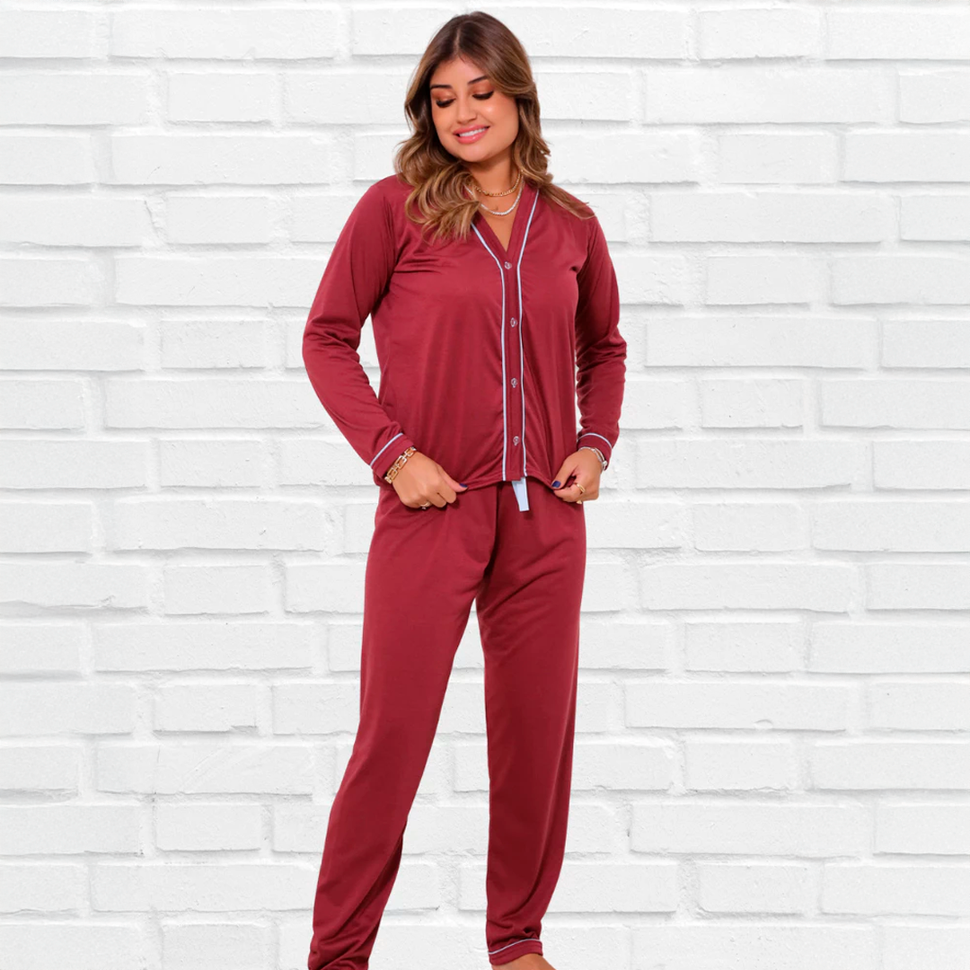 Pijama feminino de inverno composto por blusa de manga longa com botões e calça com elástico. Confeccionado em malha PV leve e respirável, perfeito para noites frias com conforto e estilo. Disponível nas cores azul claro, preto e vinho.