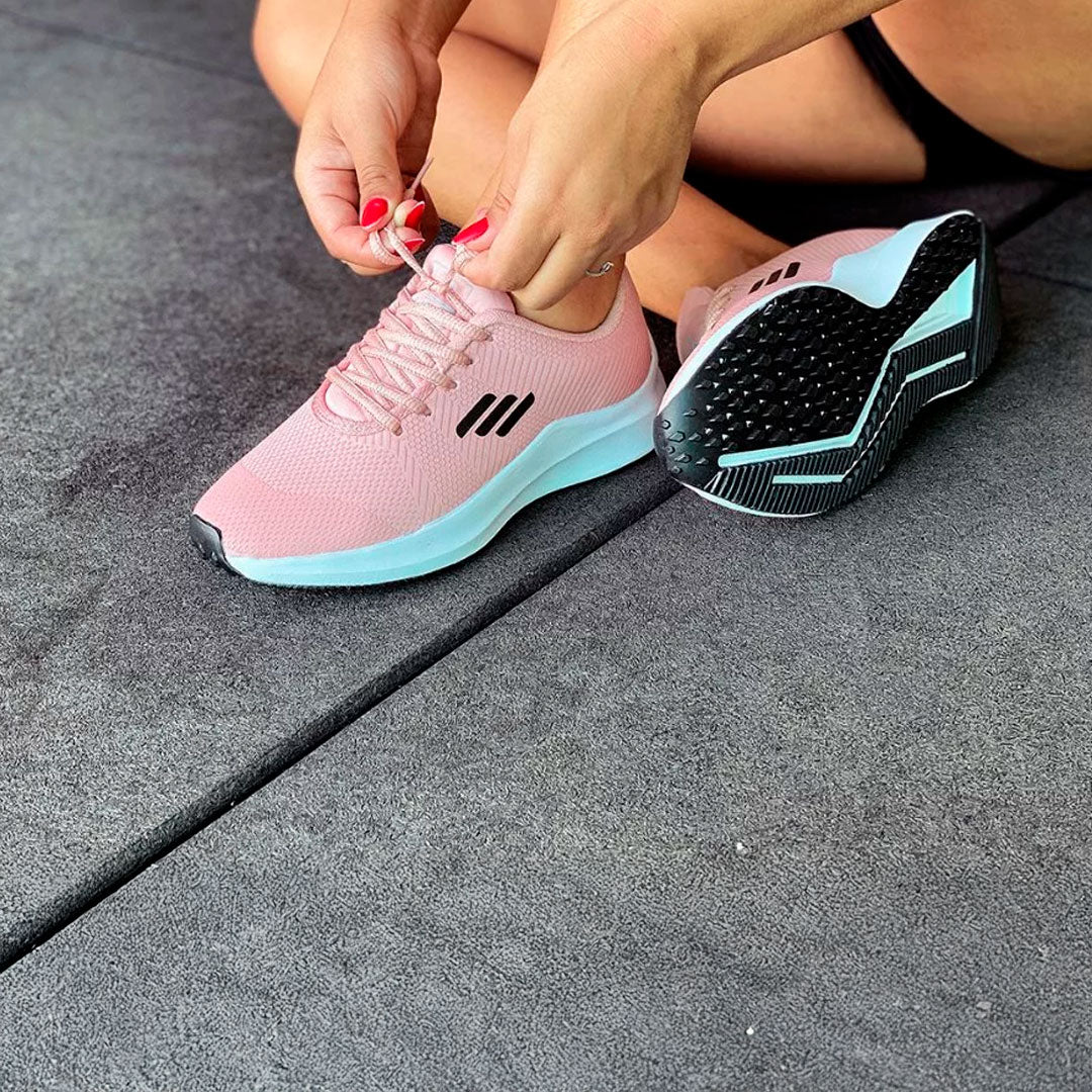 Tênis feminino fitness disponível nas cores preta com rosa, preta com branco e cinza com rosa. Modelo esportivo com cabedal respirável e solado alto emborrachado, ideal para treinos, caminhadas e o dia a dia.
