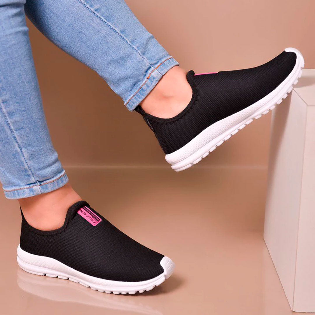Sapato feminino slip-on com tecido ultra respirável e sola leve, ideal para o dia a dia. Design moderno, sem cadarços, com palmilha confortável para rotina ativa.