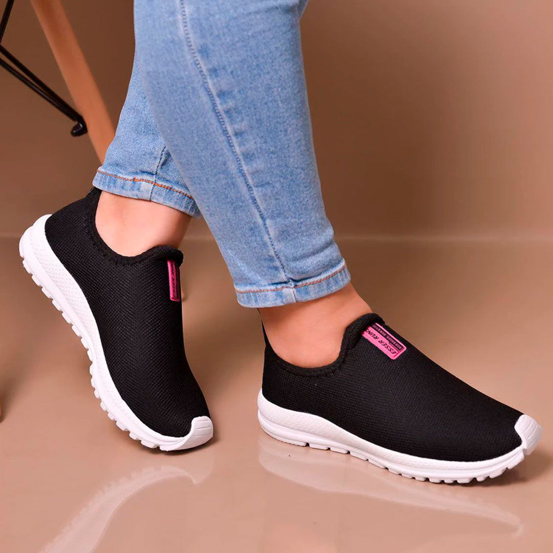 Sapato feminino slip-on com tecido ultra respirável e sola leve, ideal para o dia a dia. Design moderno, sem cadarços, com palmilha confortável para rotina ativa.