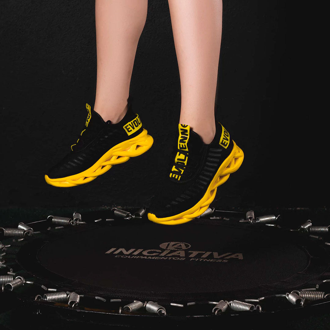 Tênis feminino esportivo com solado tecnológico em micro expandido, cabedal em malha respirável e design moderno. Disponível em cores vibrantes como pink, amarelo e verde neon.