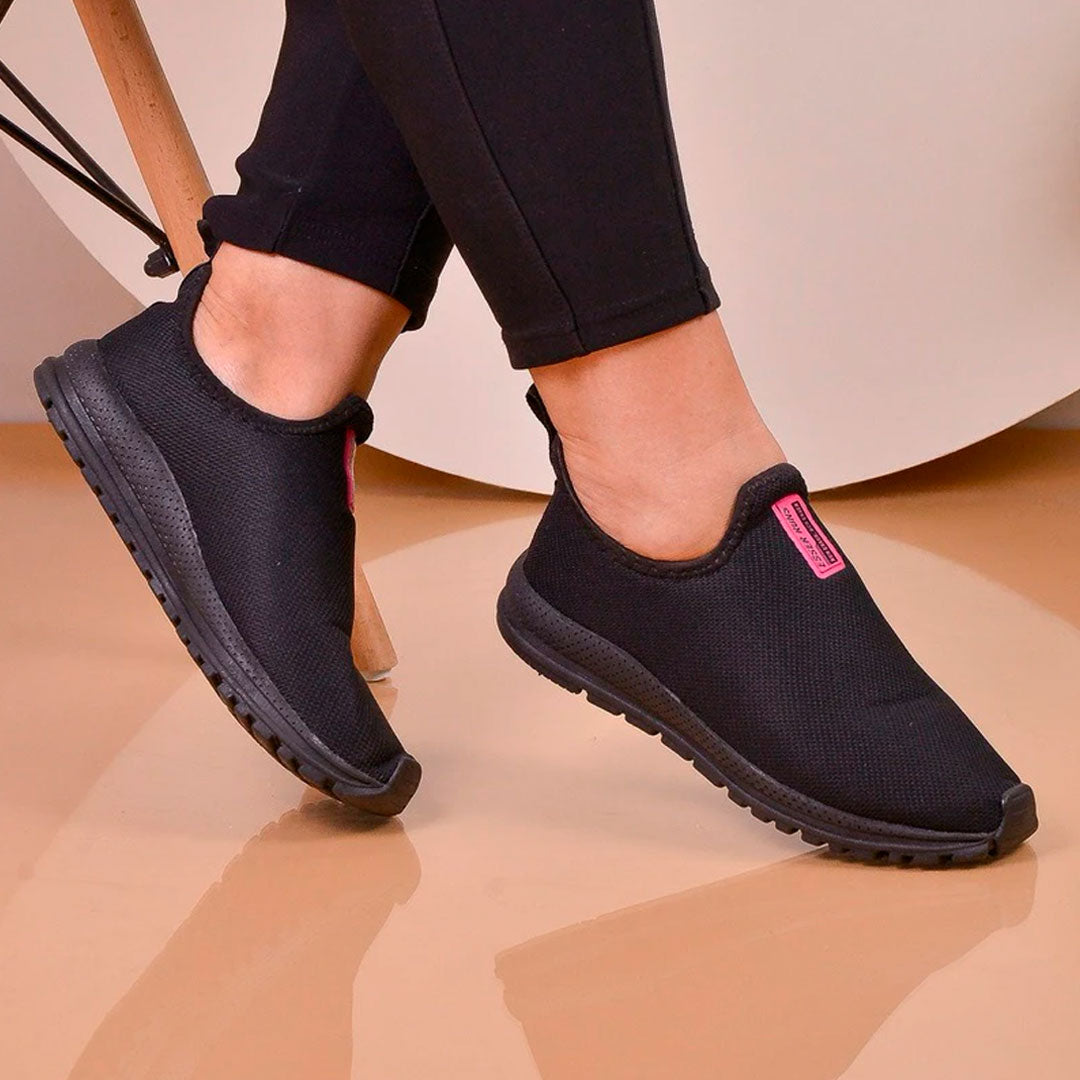 Sapato feminino slip-on com tecido ultra respirável e sola leve, ideal para o dia a dia. Design moderno, sem cadarços, com palmilha confortável para rotina ativa.