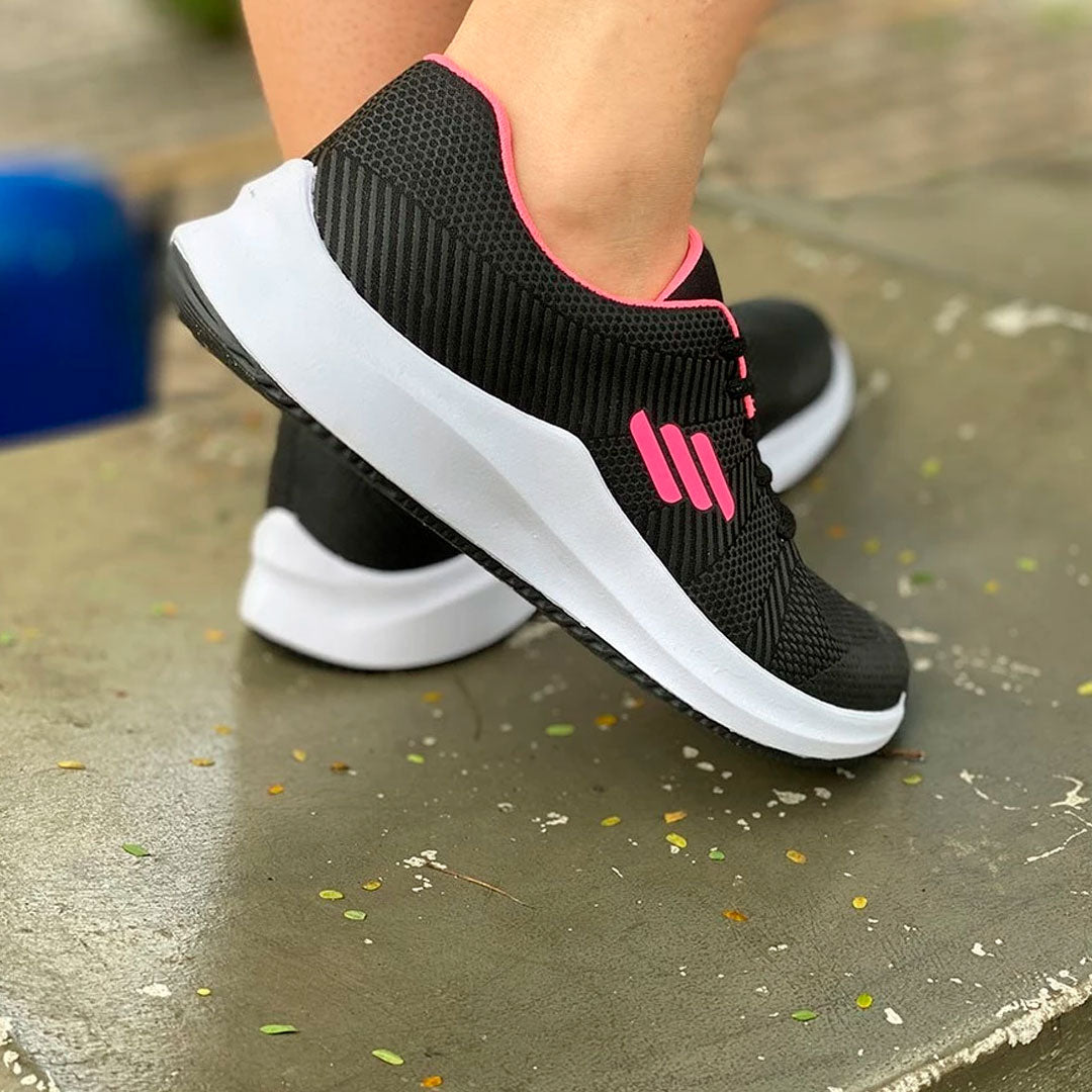 Tênis feminino fitness disponível nas cores preta com rosa, preta com branco e cinza com rosa. Modelo esportivo com cabedal respirável e solado alto emborrachado, ideal para treinos, caminhadas e o dia a dia.