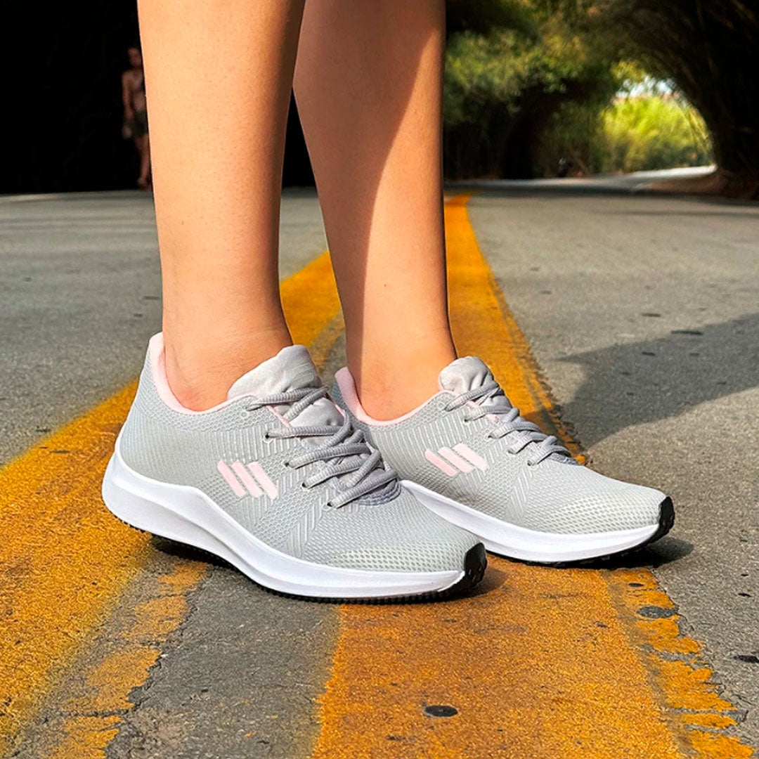 Tênis feminino fitness disponível nas cores preta com rosa, preta com branco e cinza com rosa. Modelo esportivo com cabedal respirável e solado alto emborrachado, ideal para treinos, caminhadas e o dia a dia.