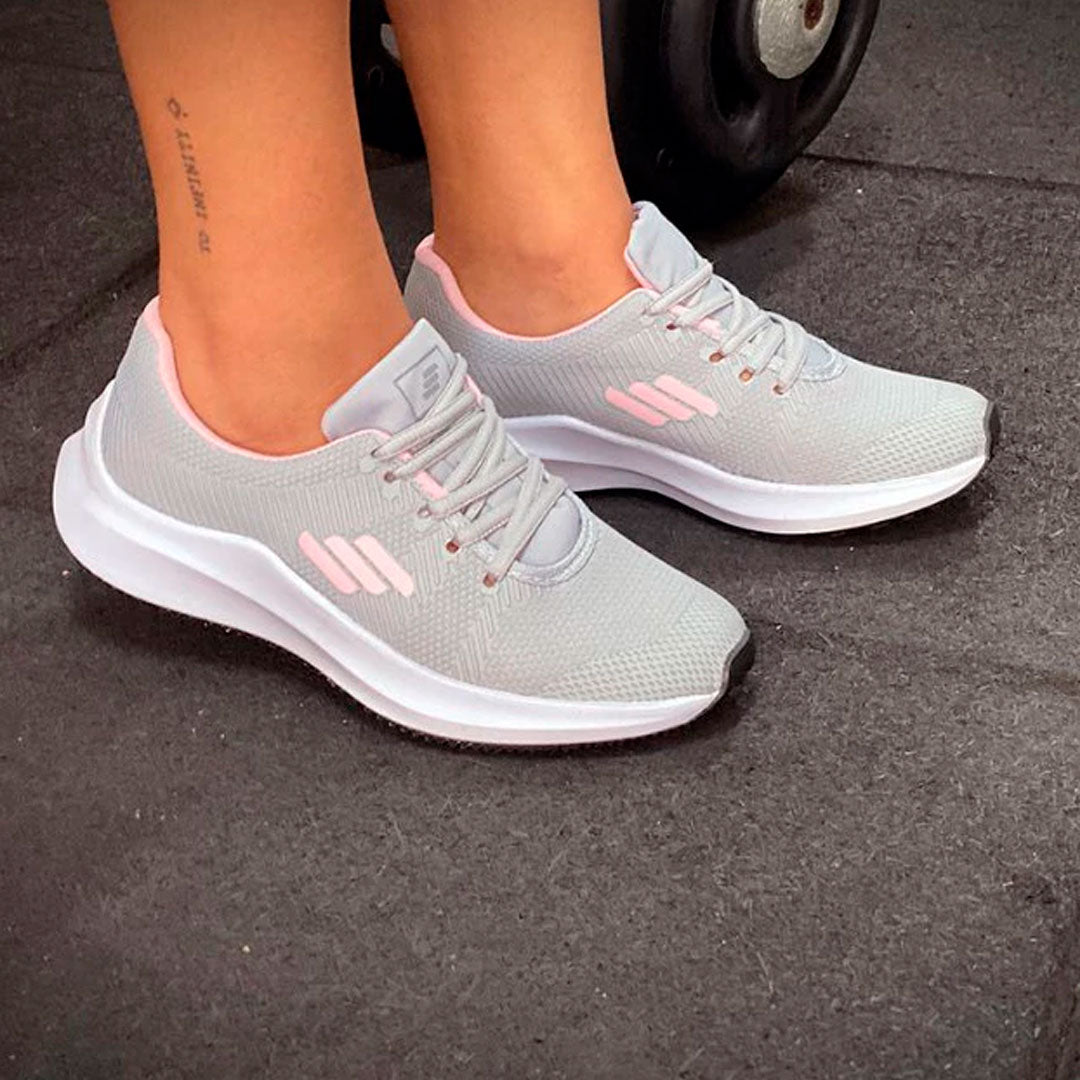 Tênis feminino fitness disponível nas cores preta com rosa, preta com branco e cinza com rosa. Modelo esportivo com cabedal respirável e solado alto emborrachado, ideal para treinos, caminhadas e o dia a dia.