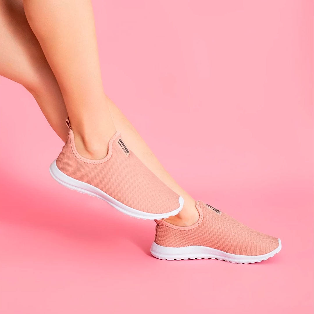 Sapato feminino slip-on com tecido ultra respirável e sola leve, ideal para o dia a dia. Design moderno, sem cadarços, com palmilha confortável para rotina ativa.