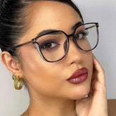 Óculos multifocal feminino com lentes transparentes, armação leve nas cores preta e marrom translúcida. Modelo com proteção contra luz azul e design sofisticado para uso diário.
