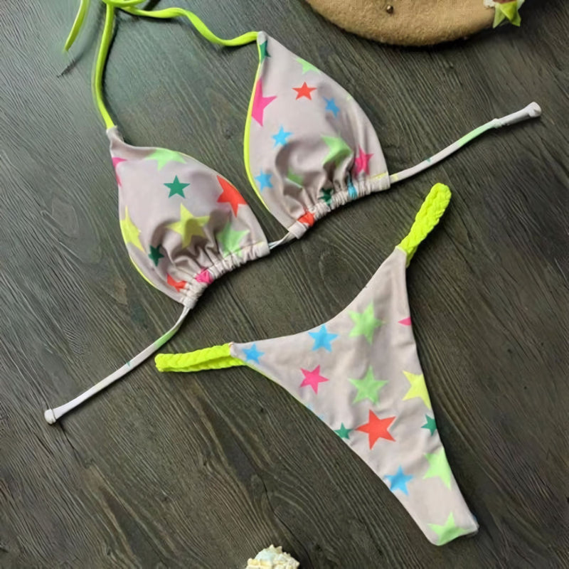 Biquíni feminino modelo cortininha com estampa animal print e calcinha fio dental. Ideal para dias de sol, com alças trançadas, bojo removível e ajuste perfeito para bronzeamento sem marcas.