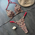 Biquíni feminino modelo cortininha com estampa animal print e calcinha fio dental. Ideal para dias de sol, com alças trançadas, bojo removível e ajuste perfeito para bronzeamento sem marcas.