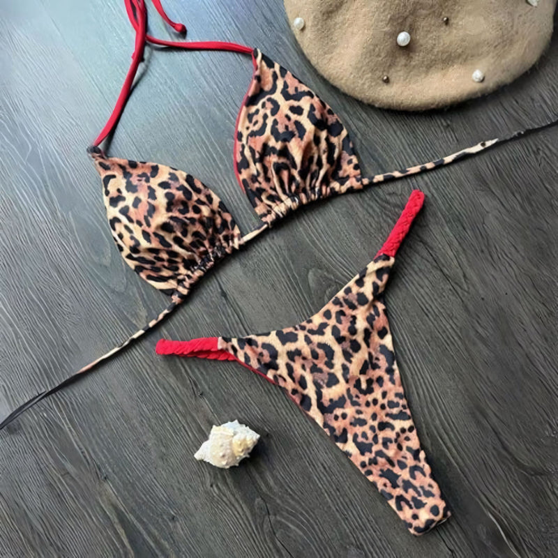 Biquíni feminino modelo cortininha com estampa animal print e calcinha fio dental. Ideal para dias de sol, com alças trançadas, bojo removível e ajuste perfeito para bronzeamento sem marcas.