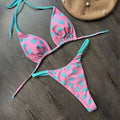 Biquíni feminino modelo cortininha com estampa animal print e calcinha fio dental. Ideal para dias de sol, com alças trançadas, bojo removível e ajuste perfeito para bronzeamento sem marcas.