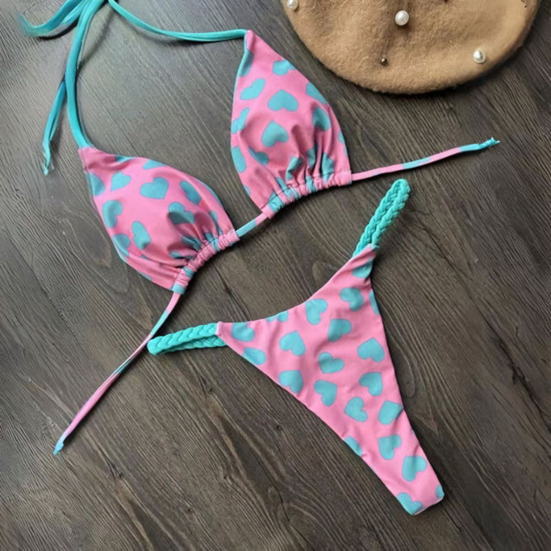 Biquíni feminino modelo cortininha com estampa animal print e calcinha fio dental. Ideal para dias de sol, com alças trançadas, bojo removível e ajuste perfeito para bronzeamento sem marcas.