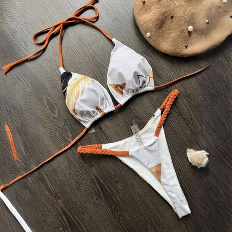 Biquíni feminino modelo cortininha com estampa animal print e calcinha fio dental. Ideal para dias de sol, com alças trançadas, bojo removível e ajuste perfeito para bronzeamento sem marcas.