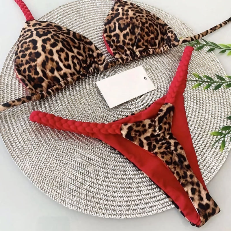 Biquíni feminino modelo cortininha com estampa animal print e calcinha fio dental. Ideal para dias de sol, com alças trançadas, bojo removível e ajuste perfeito para bronzeamento sem marcas.