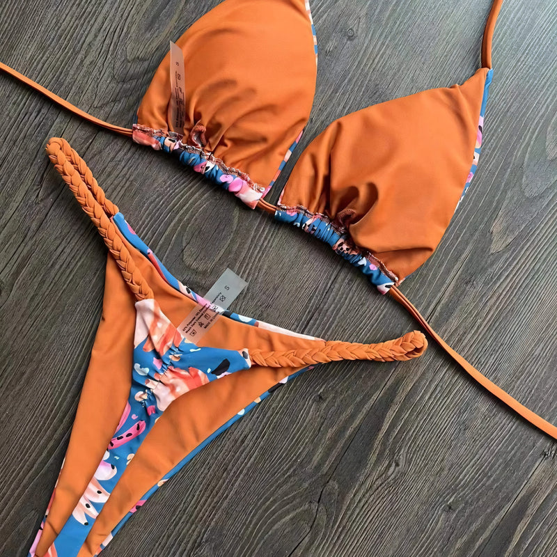 Biquíni feminino modelo cortininha com estampa animal print e calcinha fio dental. Ideal para dias de sol, com alças trançadas, bojo removível e ajuste perfeito para bronzeamento sem marcas.