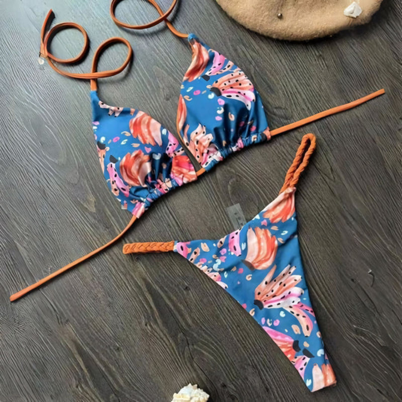 Biquíni feminino modelo cortininha com estampa animal print e calcinha fio dental. Ideal para dias de sol, com alças trançadas, bojo removível e ajuste perfeito para bronzeamento sem marcas.