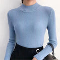 Blusa cacharrel feminina em tricot canelado com gola alta, manga longa e modelagem ajustada. Estilo básico e elegante para usar no frio com saias, calças ou sobreposições.