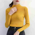 Blusa cacharrel feminina em tricot canelado com gola alta, manga longa e modelagem ajustada. Estilo básico e elegante para usar no frio com saias, calças ou sobreposições.