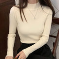 Blusa cacharrel feminina em tricot canelado com gola alta, manga longa e modelagem ajustada. Estilo básico e elegante para usar no frio com saias, calças ou sobreposições.